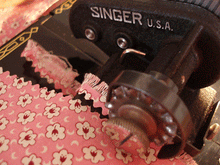 Load image into Gallery viewer, Pinking Attachment, Singer (Vintage Original)