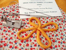 Load image into Gallery viewer, Tubular Trimmer, Singer (Vintage Original)