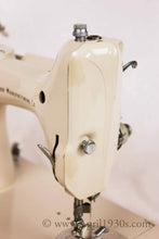 Load image into Gallery viewer, Singer Featherweight 221 Sewing Machine, TAN JE150***