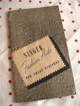 Load image into Gallery viewer, Singer Fashion Aids Attachments Case (Vintage Original)