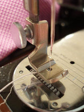 Load image into Gallery viewer, Shirring Gathering Foot, Singer (Vintage Original)