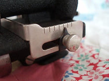 Load image into Gallery viewer, Pinker / Pinking Blade, Singer (Vintage Original)