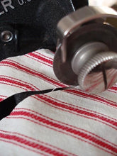 Load image into Gallery viewer, Pinker / Pinking Blade, Singer (Vintage Original)
