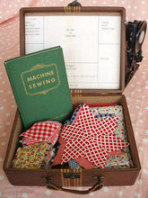 Load image into Gallery viewer, Singer Fashion Aids Attachments Case (Vintage Original)