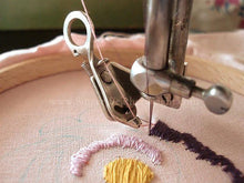 Load image into Gallery viewer, Arrasene Embroidery & Darning Foot, Singer (Vintage Original)