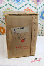 Load image into Gallery viewer, Singer Featherweight 222K Sewing Machine EK6285** ORIGINAL CARDBOARD BOX Included