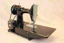 Load image into Gallery viewer, Singer Featherweight 222K Sewing Machine EM6046**