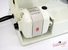 Load image into Gallery viewer, Singer Featherweight 221K Sewing Machine, WHITE EV963***