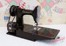 Load image into Gallery viewer, Singer Featherweight 221K Sewing Machine, French EF909***