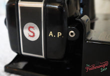 Load image into Gallery viewer, Singer Featherweight 221K Sewing Machine, French EF909***