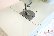 Load image into Gallery viewer, Singer Featherweight 221K Sewing Machine, WHITE EV9057**