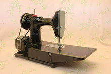 Load image into Gallery viewer, Singer Featherweight 222K Sewing Machine EP542***