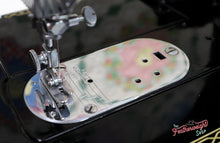 Load image into Gallery viewer, Singer Featherweight 222K Sewing Machine EK6362**