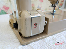 Load image into Gallery viewer, Singer Featherweight 221 Sewing Machine, TAN ES876***