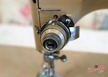 Load image into Gallery viewer, Singer Featherweight 221 Sewing Machine, TAN ES876***
