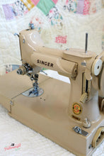 Load image into Gallery viewer, Singer Featherweight 221 Sewing Machine, TAN ES876***