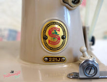Load image into Gallery viewer, Singer Featherweight 221 Sewing Machine, TAN ES876***