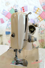 Load image into Gallery viewer, Singer Featherweight 221 Sewing Machine, TAN ES876***