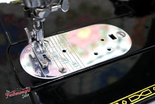 Load image into Gallery viewer, Singer Featherweight 222K Sewing Machine EN136***