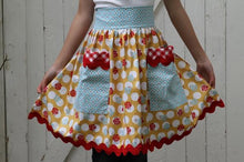 Load image into Gallery viewer, PATTERN BOOKLET, Bee in my Bonnet One Yard Apron Pattern by Lori Holt
