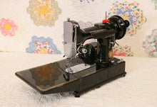 Load image into Gallery viewer, Singer Featherweight 222K Sewing Machine EP541***