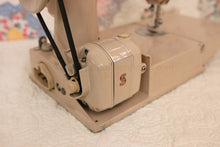 Load image into Gallery viewer, Singer Featherweight 221 Sewing Machine, TAN JE157***