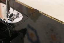 Load image into Gallery viewer, Singer Featherweight 222K Sewing Machine EM6028***