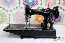 Load image into Gallery viewer, Singer Featherweight 222K Sewing Machine EN135***