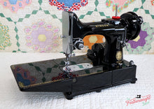 Load image into Gallery viewer, Singer Featherweight 222K Sewing Machine EN135***