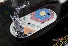 Load image into Gallery viewer, Singer Featherweight 222K Sewing Machine EN135***