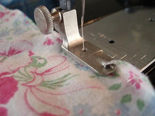 Load image into Gallery viewer, Flange Hemmer, Singer (Vintage Original)