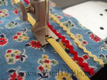 Load image into Gallery viewer, Braiding Presser Foot, Singer (Vintage Original)
