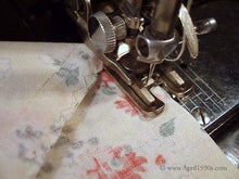 Load image into Gallery viewer, Zigzag Attachment, Swiss Zigzagger &amp; Walking Foot (Vintage Original)
