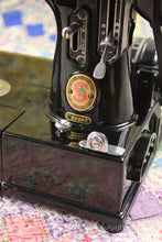 Load image into Gallery viewer, Singer Featherweight 222K Sewing Machine, ER0231**CH
