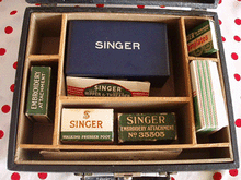 Load image into Gallery viewer, Singer Fashion Aids Attachments Case (Vintage Original)
