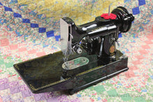 Load image into Gallery viewer, Singer Featherweight 222K Sewing Machine, ER0231**CH
