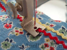 Load image into Gallery viewer, Braiding Presser Foot, Singer (Vintage Original)
