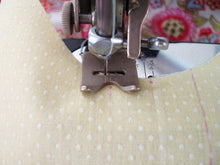 Load image into Gallery viewer, Zigzag Attachment, Singer Automatic (Vintage Original)
