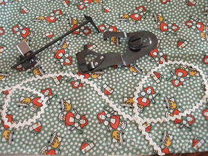 Attachments Set, Black Singer Tin Box (Vintage Original)