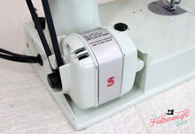 Load image into Gallery viewer, Singer Featherweight 221K Sewing Machine, WHITE FA126***
