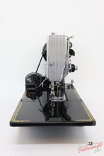 Load image into Gallery viewer, Singer Featherweight 222K Sewing Machine EK3247**
