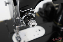 Load image into Gallery viewer, Singer Featherweight 222K Sewing Machine EK3247**
