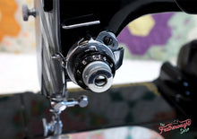 Load image into Gallery viewer, Singer Featherweight 222K Sewing Machine EK6285** ORIGINAL CARDBOARD BOX Included
