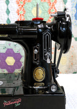 Load image into Gallery viewer, Singer Featherweight 222K Sewing Machine EK6285** ORIGINAL CARDBOARD BOX Included
