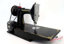 Load image into Gallery viewer, Singer Featherweight 221K Sewing Machine, EG7068**
