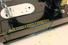Load image into Gallery viewer, Singer Featherweight 222K Sewing Machine EM602***
