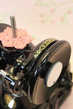 Load image into Gallery viewer, Singer Featherweight 222K Sewing Machine EM602***
