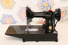 Load image into Gallery viewer, Singer Featherweight 222K Sewing Machine EM6028***
