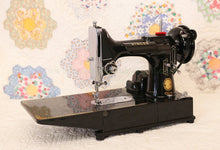 Load image into Gallery viewer, Singer Featherweight 222K Sewing Machine EM6028***
