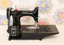 Load image into Gallery viewer, Singer Featherweight 222K Sewing Machine EM6028***
